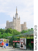 Вид из зоопарка на сталинскую высотку на Кудринской площади (2011 год). Редакционное фото, фотограф Алёшина Оксана / Фотобанк Лори
