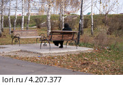 Пожилая женщина сидит на скамейке в парке. Стоковое фото, фотограф Сагирова Алсу / Фотобанк Лори