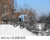 Полеты на велосипеде. Прыжок с поворотом. Стоковое фото, фотограф Валерия Попова / Фотобанк Лори