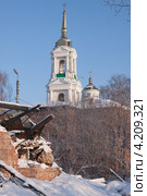 Развалины на фоне Покровской  церкви, г. Елабуга. Зима (2012 год). Стоковое фото, фотограф Андрей Ижаковский / Фотобанк Лори