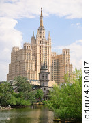 Вид из зоопарка на сталинскую высотку на Кудринской площади (2011 год). Редакционное фото, фотограф Алёшина Оксана / Фотобанк Лори