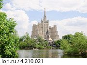Вид из зоопарка на сталинскую высотку на Кудринской площади (2011 год). Редакционное фото, фотограф Алёшина Оксана / Фотобанк Лори