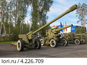 Город Нижний Тагил, артиллерийские орудия на полигоне "Старатель" Нижнетагильского института испытания металлов (НТИИМ) во время выставки "Оборона и защита 2012". 130-мм советская буксируемая пушка корпусной артиллерии М-46. Редакционное фото, фотограф Игорь Долгов / Фотобанк Лори