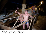 Мужчина в проруби хвалит воду. Крещенские купания. Ночь с 18 на 19 января 2013 г. Зеленоград, Школьное озеро. Редакционное фото, фотограф Сайганов Александр / Фотобанк Лори