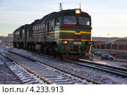 Тепловоз движется по московской кольцевой железной дороге, Москва (2013 год). Редакционное фото, фотограф Николай Винокуров / Фотобанк Лори