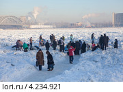 Место для купания в Крещение около железнодорожного моста через реку Нева. Санкт-Петербург (2013 год). Редакционное фото, фотограф Кекяляйнен Андрей / Фотобанк Лори