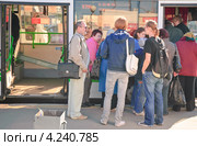 Пассажиры организовано стоят в очереди в переднюю дверь автобуса (2010 год). Редакционное фото, фотограф Алёшина Оксана / Фотобанк Лори