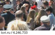 Люди на День Победы, мемориал 1200 гвардейцам. Калининград (2011 год). Редакционное видео, видеограф Сергей Куров / Фотобанк Лори