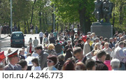 Люди на День Победы, мемориал 1200 гвардейцам. Калининград (2011 год). Редакционное видео, видеограф Сергей Куров / Фотобанк Лори