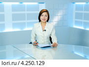 Диктор в телестудии. Стоковое фото, фотограф Александр Подшивалов / Фотобанк Лори