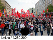 Участники  "Марша миллионов" идут колонной в центре города Москвы, Россия (2012 год). Редакционное фото, фотограф Николай Винокуров / Фотобанк Лори