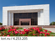 Вид на здание Киргизского государственного исторического музея в центре столицы Киргизской Республики городе Бишкеке (2012 год). Стоковое фото, фотограф Николай Винокуров / Фотобанк Лори