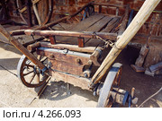 Старая деревянная телега стоит в сарае. Стоковое фото, фотограф Светлана Попова / Фотобанк Лори