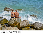 Девушка и парень сидят на камнях возле моря. Стоковое фото, фотограф Несинов Олег / Фотобанк Лори