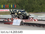 Бронированный автомобиль "Булат" на полосе препятствий. Выставка "Оборона и защита 2012", город Нижний Тагил. Редакционное фото, фотограф Игорь Долгов / Фотобанк Лори
