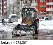 Трактор убирает снег, Новокосинская улица, район Новокосино, Москва (2013 год). Редакционное фото, фотограф lana1501 / Фотобанк Лори