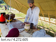 Историческая реконструкция старорусской мастерской по валянию из шерсти на фестивале "Времена и эпохи" в Коломенском, Москва, Россия (2012 год). Редакционное фото, фотограф Николай Винокуров / Фотобанк Лори