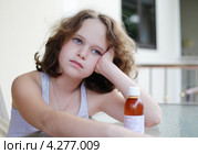 Девочка должна выпить лекарство. Стоковое фото, фотограф Olga Taranik / Фотобанк Лори