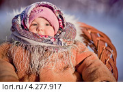 Портрет маленькой девочки в зимнем лесу. Стоковое фото, фотограф Julia Shepeleva / Фотобанк Лори