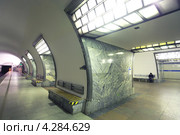 Станция Петербургского метрополитена "Электросила". Боковая платформа и центральный зал (2013 год). Редакционное фото, фотограф Александр Тарасенков / Фотобанк Лори