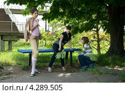 Три подружки поссорились. Стоковое фото, фотограф Яна Гуляновская / Фотобанк Лори