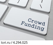 Белая кнопка с надписью Crowd Funding на компьютерной клавиатуре. Стоковое фото, фотограф Илья Урядников / Фотобанк Лори