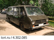 Старый микроавтобус РАФ-2203 (2010 год). Редакционное фото, фотограф Алёшина Оксана / Фотобанк Лори
