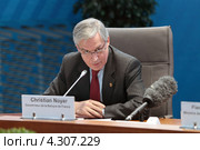 Кристиан Нойер (Christian Noyer) Управляющий Банка Франции на пресс-конференции посвященной предстоящему саммиту G20 (2013 год). Редакционное фото, фотограф Игорь Долгов / Фотобанк Лори