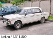 Жигули ВАЗ-2106 на стоянке (2011 год). Редакционное фото, фотограф Павел Кричевцов / Фотобанк Лори