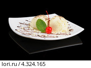 Мороженое с шоколадной крошкой и вишенкой. Стоковое фото, фотограф Константин Гуща / Фотобанк Лори