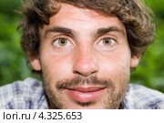 Портрет веселого усатого молодого человека. Стоковое фото, фотограф Яна Гуляновская / Фотобанк Лори