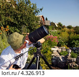 Фотограф настраивает телеобъектив на штативе готовясь к съёмке солнца. Солнечное ,,Русское,, затмение. 1 августа 2008 года район города Бердска Новосибирской области. Стоковое фото, фотограф Евгений Мухортов / Фотобанк Лори