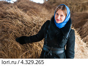 Симпатичная девушка на фоне запасов сена. Стоковое фото, фотограф Игорь Низов / Фотобанк Лори