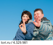 Счастливая пара. Мужчина и женщина на фоне голубого неба показывают что всё будет окей. Стоковое фото, фотограф Игорь Низов / Фотобанк Лори
