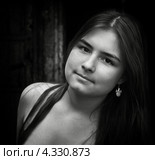 Девочка у подъезда. Стоковое фото, фотограф Сергей Юрьев / Фотобанк Лори