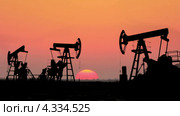 Силуэты нефтяных качалок. Стоковое видео, видеограф Михаил Коханчиков / Фотобанк Лори