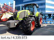 Тяжелый трактор AXION-930 от CLAAS. Агропромышленная выставка «Агротехнологии-2013» в выставочном центре «ВертолЭкспо». Ростов-на-Дону. Редакционное фото, фотограф Олег Пчелов / Фотобанк Лори