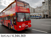 Вид на двухэтажный красный экскурсионный автобус Маршрута №1 City Sihgtseeng, который поворачивает с Болотной площади, Москва (2012 год). Редакционное фото, фотограф Николай Винокуров / Фотобанк Лори