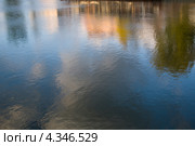Отражение города в воде. Стоковое фото, фотограф Антонина Ращинская / Фотобанк Лори