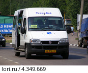 Маршрутное такси № 225м идет по улице Красного Маяка, Москва (2010 год). Редакционное фото, фотограф lana1501 / Фотобанк Лори