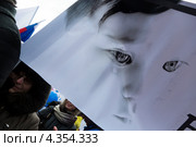 Женщина держит плакат портретом плачущего ребенка на "Марше в защиту детей" 2 марта 2013 года по бульварному кольцу в городе Москве. Редакционное фото, фотограф Николай Винокуров / Фотобанк Лори