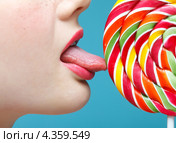 Девушка облизывает большой яркий леденец. Стоковое фото, фотограф Сергей Пристяжнюк (Serg Zastavkin) / Фотобанк Лори