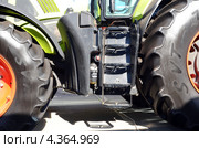 Трактор AXION 930 CLAAS. Агропромышленная выставка «Агротехнологии-2013» в выставочном центре «ВертолЭкспо». Ростов-на-Дону. Редакционное фото, фотограф Олег Пчелов / Фотобанк Лори