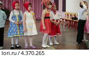 Утренник, посвященный празднику 8 Марта в детском саду. Дети стоят в ряд (2013 год). Редакционное видео, видеограф Кекяляйнен Андрей / Фотобанк Лори