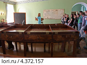 Учебная аудитория с группой туристов и эскурсоводом в царскосельском пушкинском лицее. Царское Село (2010 год). Редакционное фото, фотограф Ольга Липунова / Фотобанк Лори
