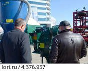 Посетители выставки рассматривают пневмосортировальную машину ПСМ-0,5. Агропромышленная выставка «Агротехнологии-2013» в выставочном центре «ВертолЭкспо». Ростов-на-Дону. Редакционное фото, фотограф Олег Пчелов / Фотобанк Лори