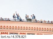 Зрители на крыше дома во время парада мыльных пузырей "Dreamflash" (2012 год). Редакционное фото, фотограф Алёшина Оксана / Фотобанк Лори