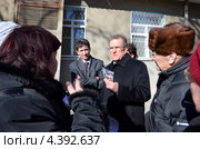 Мэр города Ростов-на-Дону Михаил Чернышев. Незапланированная встреча с ростовскими пенсионерами и их неудобные вопросы о несправедливо завышенных тарифах ЖКХ. Ростов-на-Дону (2013 год). Редакционное фото, фотограф Олег Пчелов / Фотобанк Лори