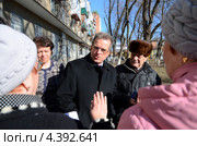 Мэр города Ростов-на-Дону Михаил Чернышев. Незапланированная встреча с ростовскими пенсионерами и их неудобные вопросы о несправедливо завышенных тарифах ЖКХ. Ростов-на-Дону (2013 год). Редакционное фото, фотограф Олег Пчелов / Фотобанк Лори