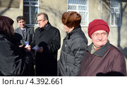 Мэр города Ростов-на-Дону Михаил Чернышев. Незапланированная встреча с ростовскими пенсионерами и их неудобные вопросы о несправедливо завышенных тарифах ЖКХ. Ростов-на-Дону (2013 год). Редакционное фото, фотограф Олег Пчелов / Фотобанк Лори
